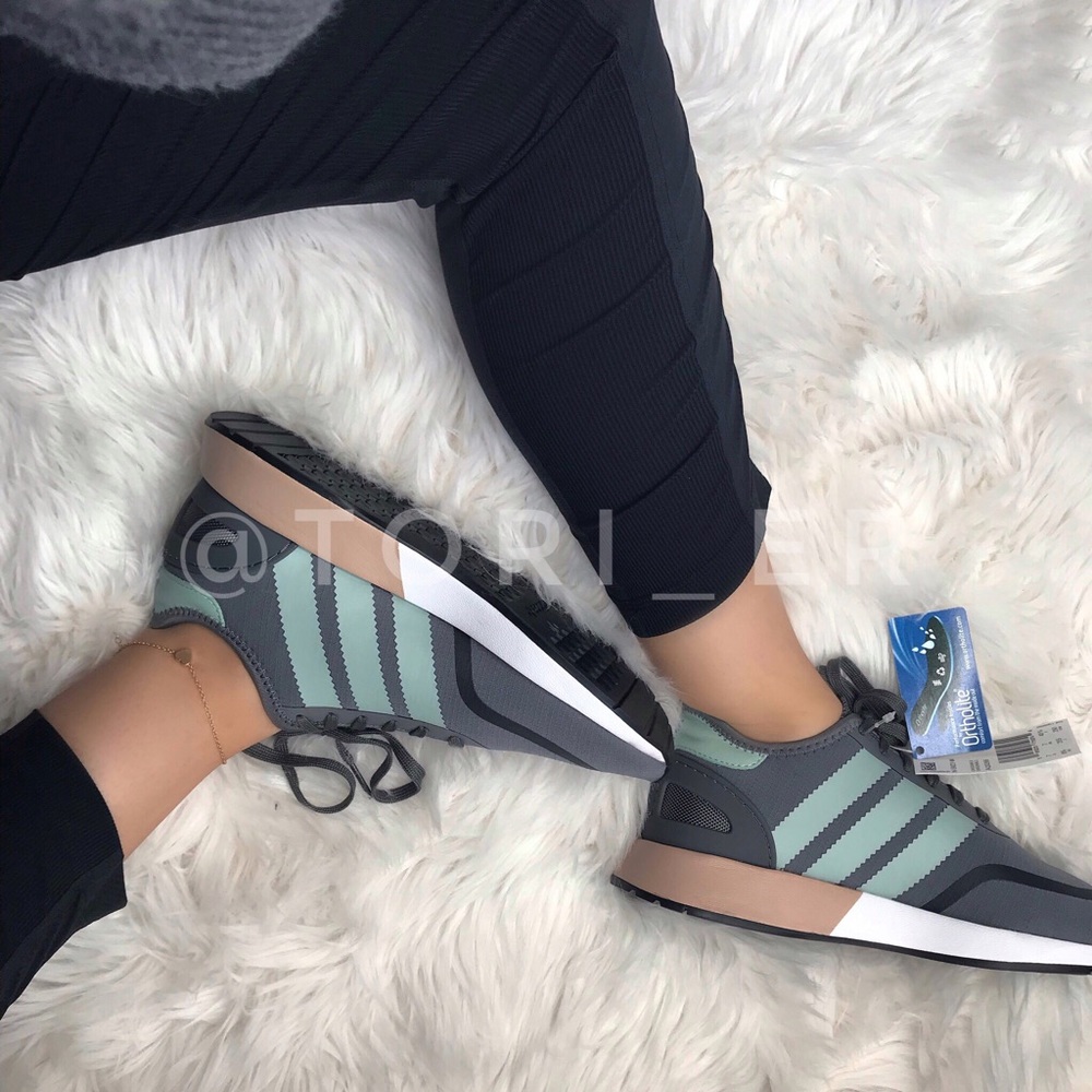 𝐴𝑑𝑖𝑑𝑎𝑠 𝑊𝑜𝑚𝑒𝑛’𝑠 𝑆ℎ𝑜𝑒𝑠 𝑁𝑊𝐵